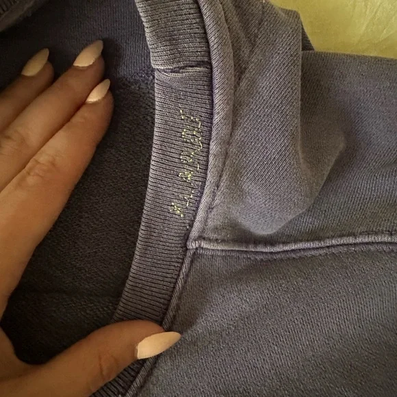 Women’s trendy crew neck - Picture 2 of 3